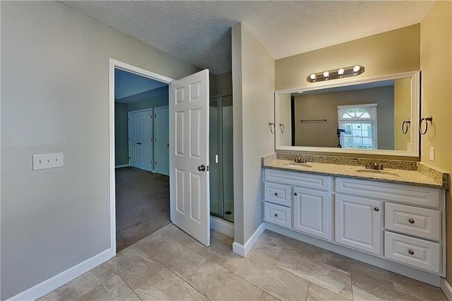 Building Photo - 2406 Southern Oak Dr SW