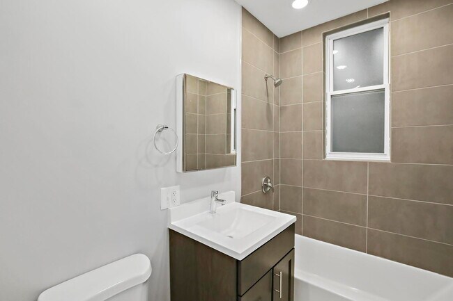 Building Photo - 2626 N Ridgeway Ave