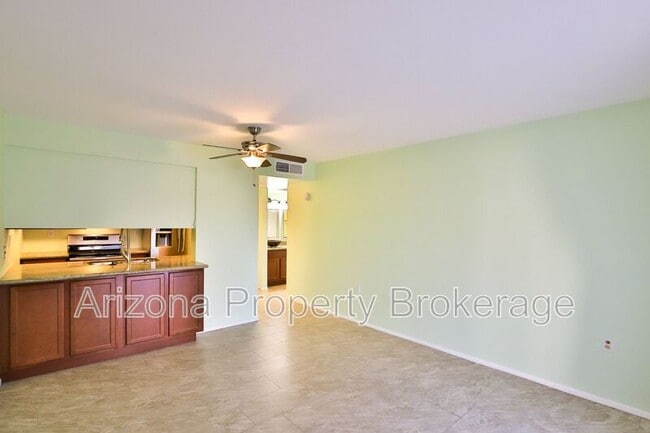 Building Photo - 3033 E Devonshire Ave