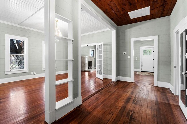 Building Photo - 108 N Ave B