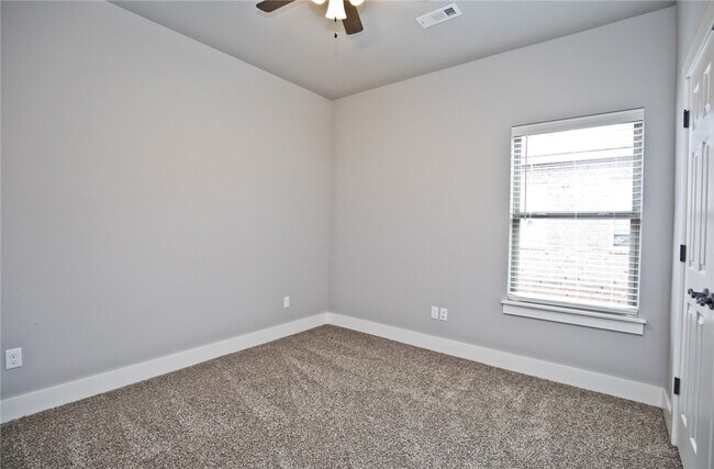 Building Photo - 209 Alder St
