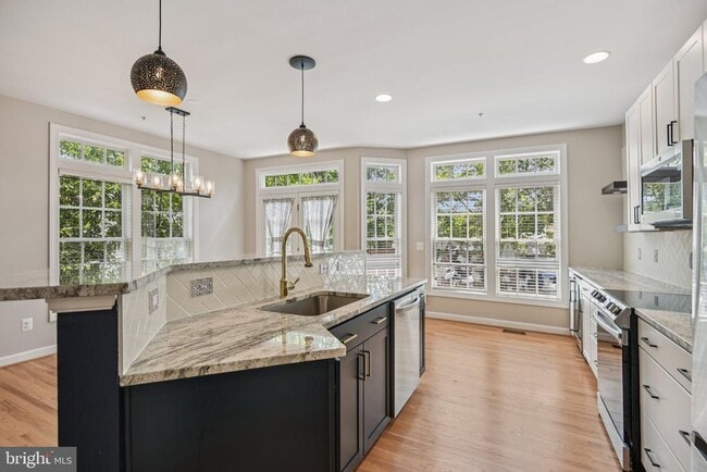 Building Photo - 8154 Skelton Cir
