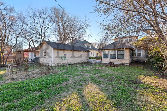 Building Photo - 806 N Faulkner St