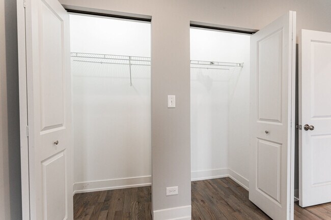 Building Photo - 926 W 32nd Pl