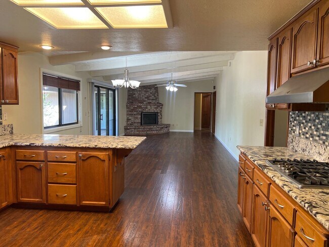 Building Photo - BEAUTIFULLY UPDATED 3 BEDROOM HOME!!