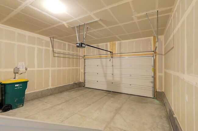 Building Photo - $2,995, 3-bed, 2.5-bath located in Castle ...