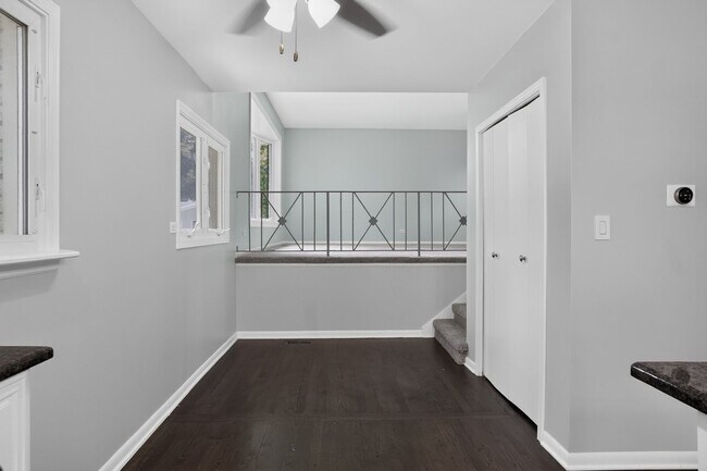 Building Photo - Spacious Stunning 3 BR House in Mount Prospect W/ Office/Playroom on Corner Lot