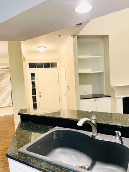 Building Photo - 518 Sandringham Dr