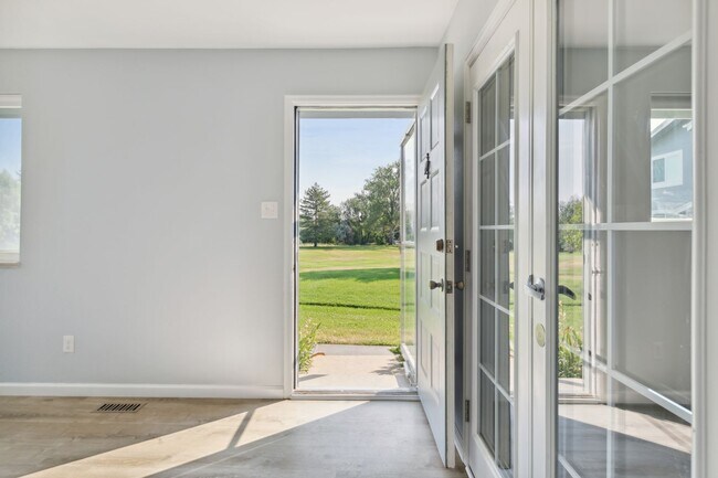 Building Photo - Beautifully Renovated 3bed / 2bath in PRIM...