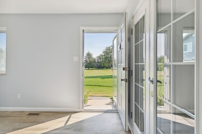 Building Photo - Fall 2026 Pre-Leasing!! Beautifully Renovated 3bed / 2bath in PRIME Boulder location with POOL !!!