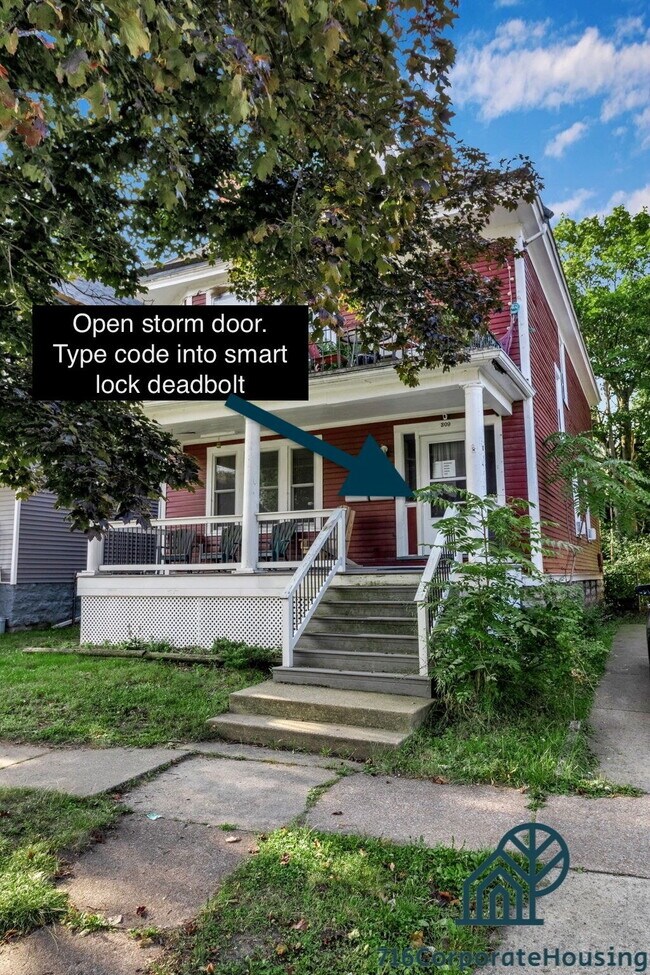 Building Photo - Furnished 3-Bedroom Lower Apartment on Bird Ave