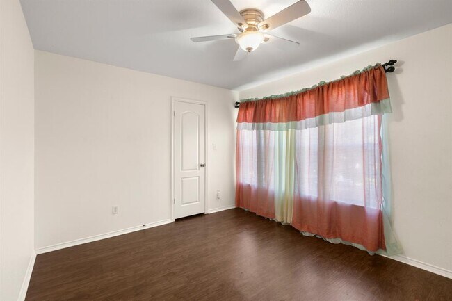 Building Photo - 300 Emerald Fields Ln