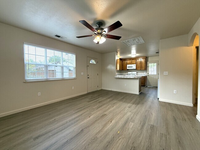 Building Photo - 524 W 1st Ave