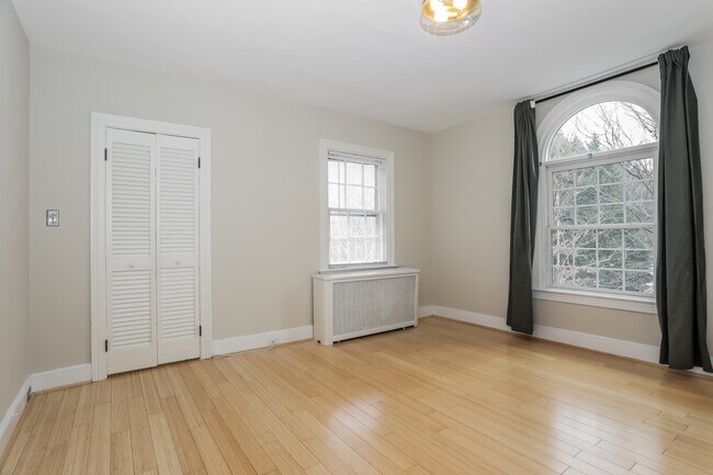 Building Photo - 2927 Cathedral Ave NW