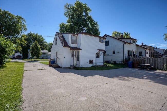 Building Photo - 732 State St