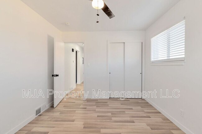 Building Photo - 2642-2642 S 800 E