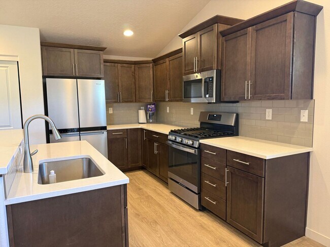 Building Photo - 3 Bedroom / 2 Bathroom in NW Redmond OR