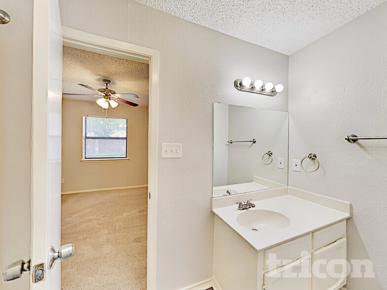 Building Photo - 1401 Timbercrest Dr