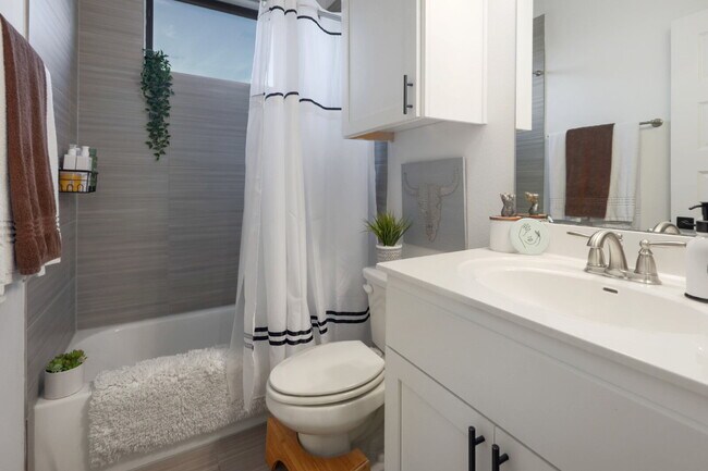 Building Photo - Spacious 3-Bedroom Townhouse Retreat 1 MON...