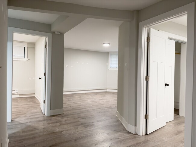 Building Photo - 4432 N Wolcott Ave