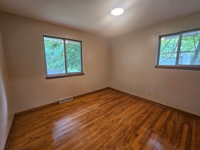 Building Photo - 2 Bedroom 1 Bath Duplex Kent.