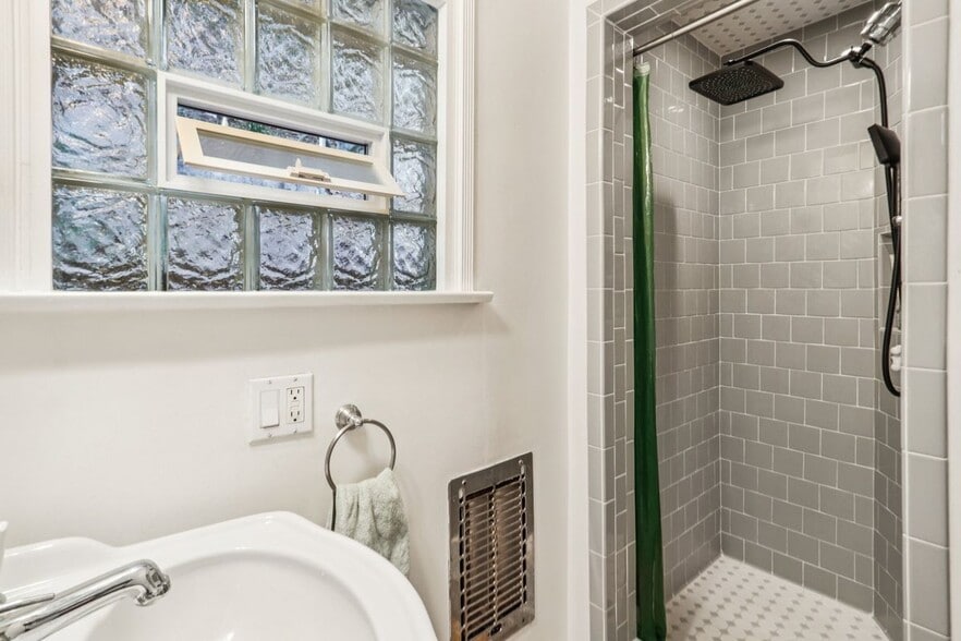 Building Photo - 432 Fernwood Pacific Dr