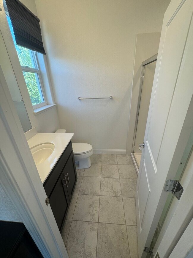 Building Photo - 3 bedroom | 3.5 bathroom | Davis Single Fa...