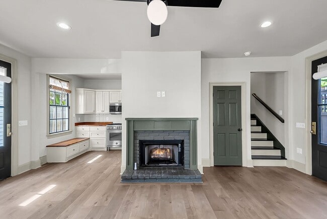 Building Photo - 3 Bedroom 2.5 Bath House in the hip Elliot...
