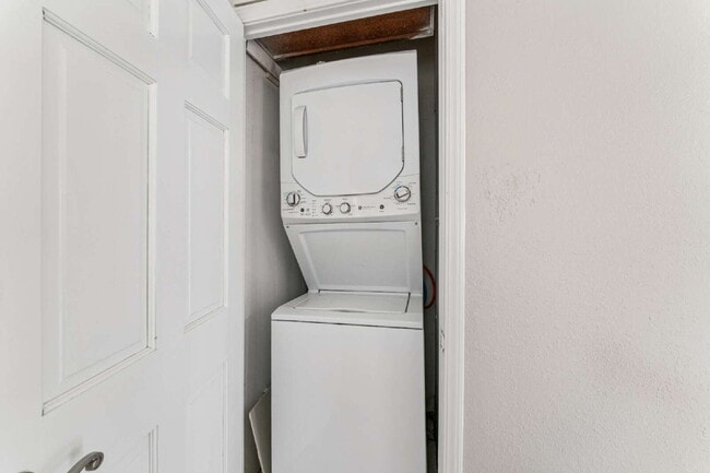 Building Photo - Charming 2 Bedroom, 2 Bath with Extra Loft Space Available Now!