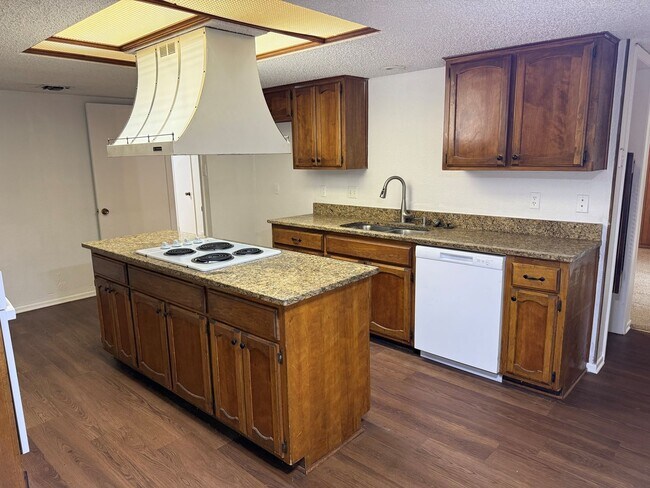 Building Photo - 3 Bedroom/2.5 Bath Silver Creek Subdivision