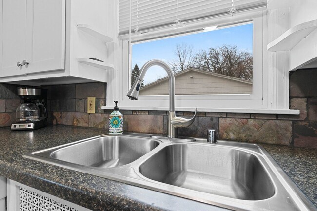 Building Photo - Flexible Furnished 2 BR 1 BA w/ garage and...