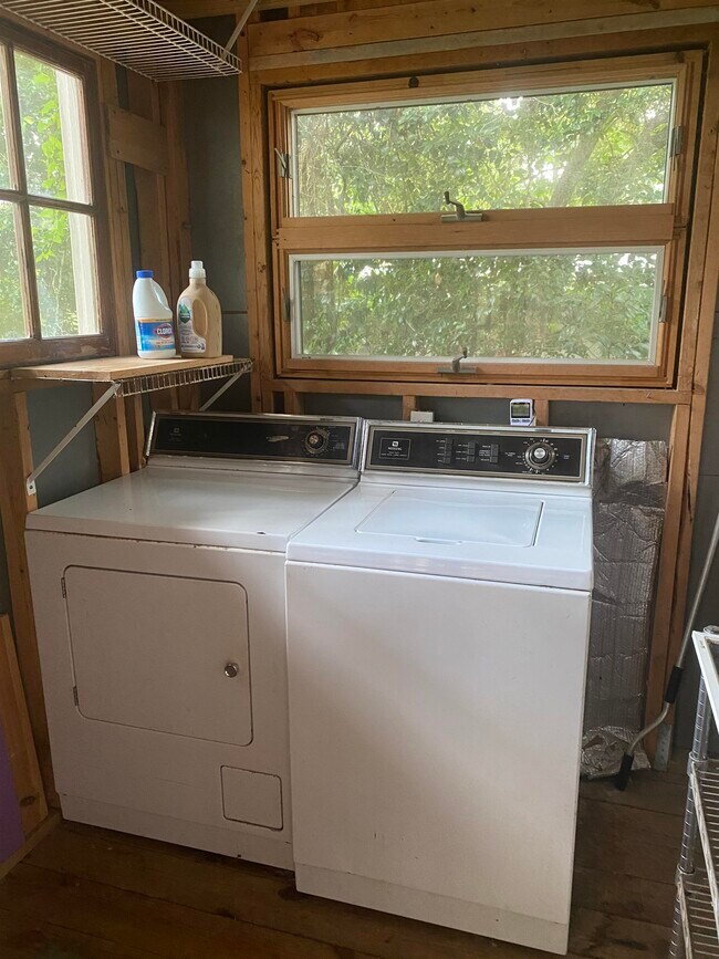 Building Photo - 518 McDaniel St