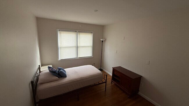 Building Photo - 484 Main St