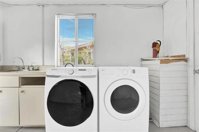 Building Photo - 437 Swan Ave