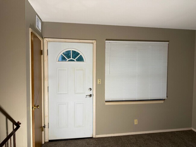Building Photo - COMING SOON: Stunning 2-Bed/1 Bath Duplex ...