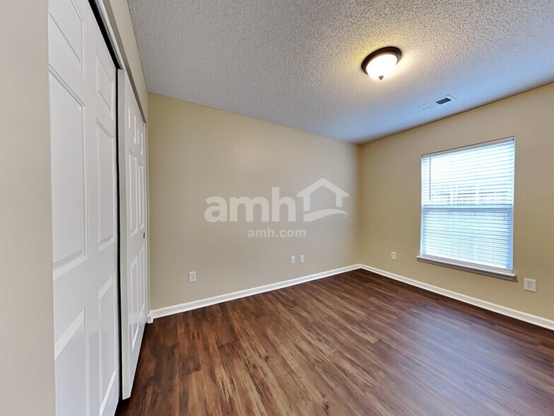 Building Photo - 304 S Port Dr