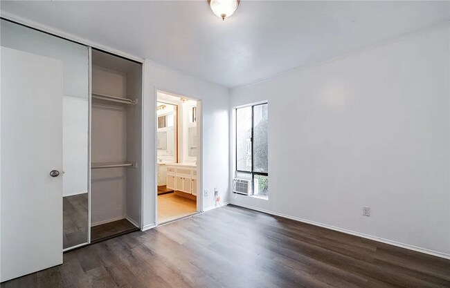 Building Photo - Welcome to this beautifully updated 1-bedr...