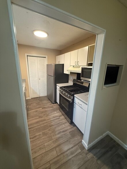 Kitchen - 606 Ridge Creek Dr