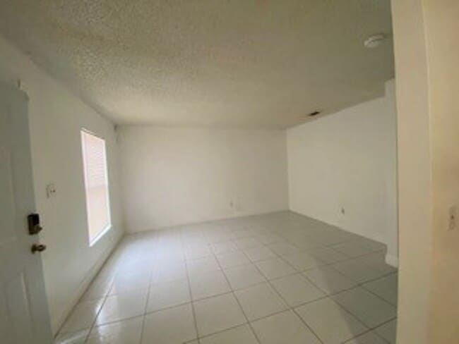 Building Photo - 2BR/1BA  TRIPLEX LOCATED DOWNTOWN ORLANDO