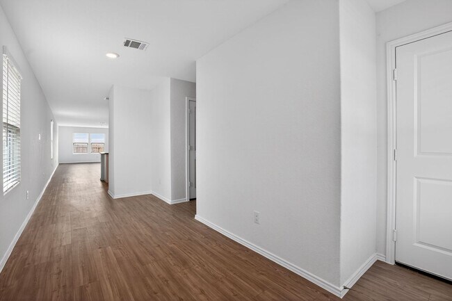 Building Photo - Modern 4-Bedroom Home in Crescent Hills – Open Concept & Private Yard