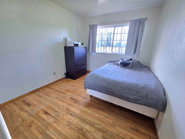 Room-1 - 2946 E 29th St