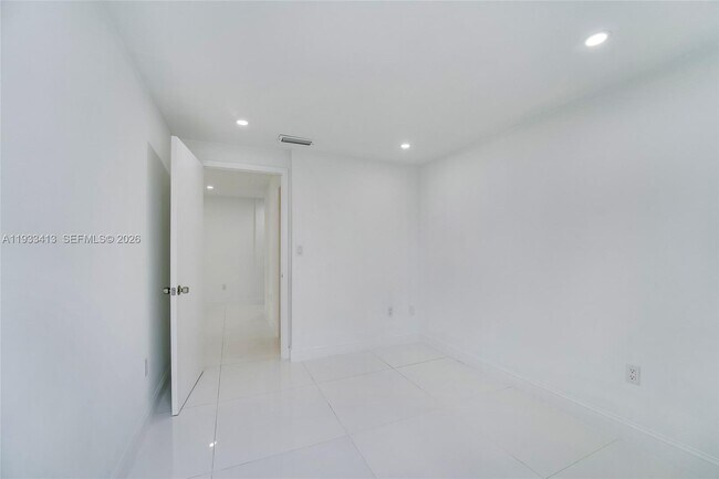 Building Photo - 777 SW 9th Ave