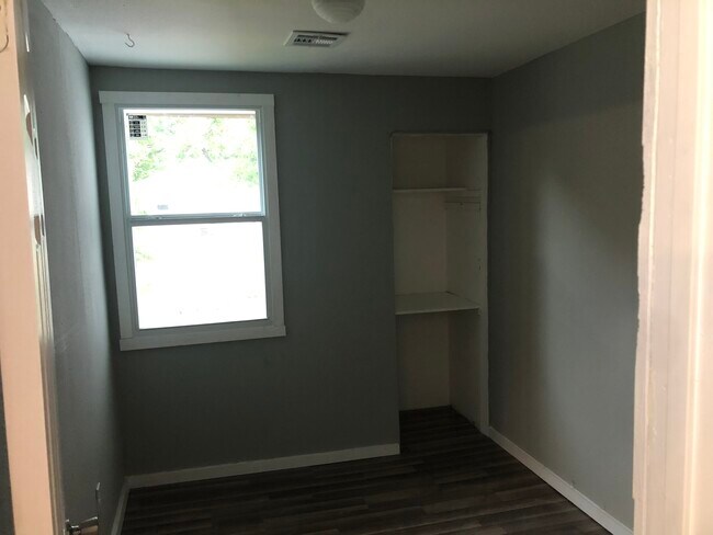 Building Photo - 402 E Walnut St