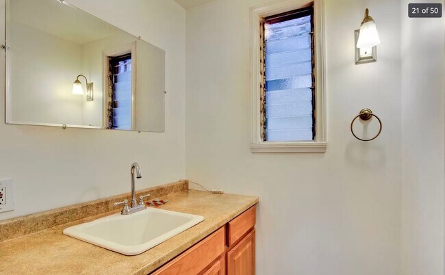 Building Photo - Charming 3 bed / 2 bath Home Across from Oak Park!