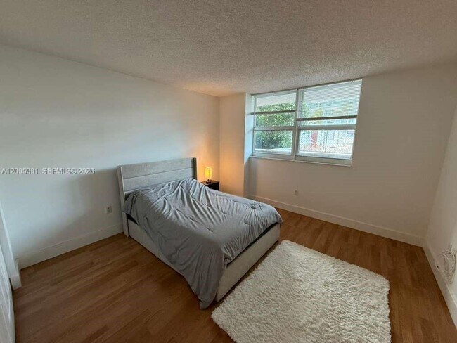 Building Photo - 1155 Brickell Bay Dr