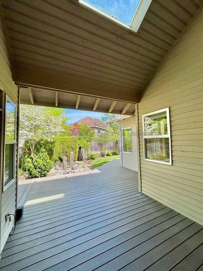 Building Photo - 820 NW Pebble Beach Way