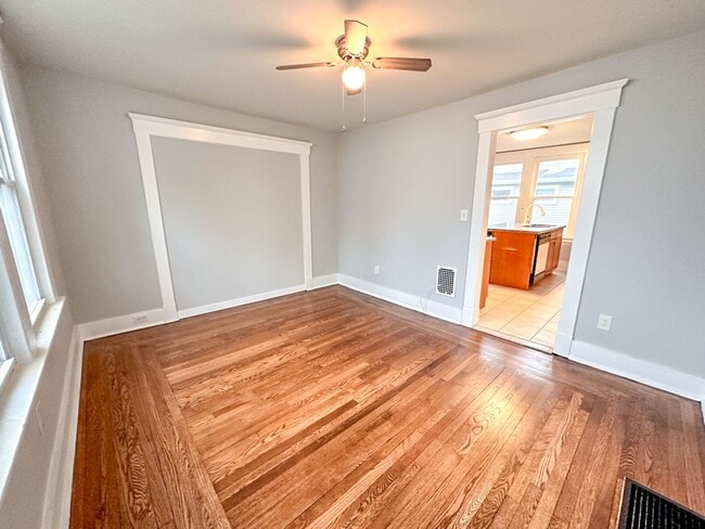 Building Photo - Lovely 3-bed Single Family Home in Hamden! Gorgeous Hardwood Floors throughout!