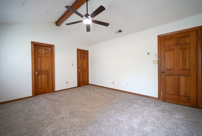 Building Photo - UNCC Area.  2 story 4 BR 2 1/2 BA Large Fe...