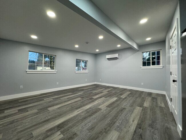 Building Photo - 611 Tangent St