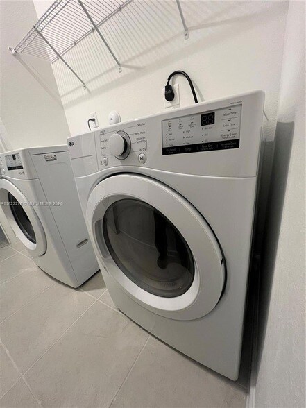 Building Photo - 714 SE 13th Ct